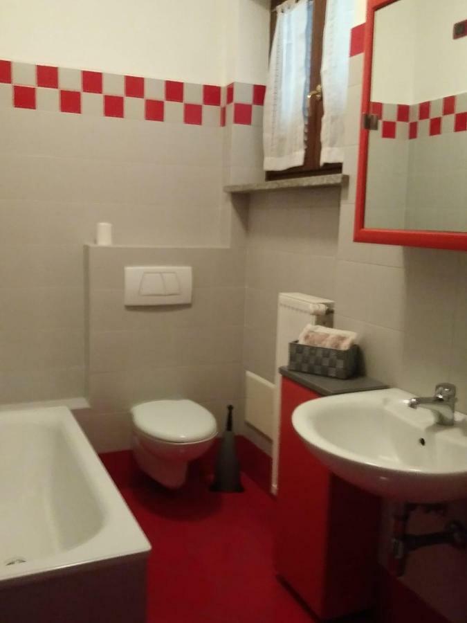 Casa Vacanza Il Glicine Casale Corte Cerro Luaran gambar