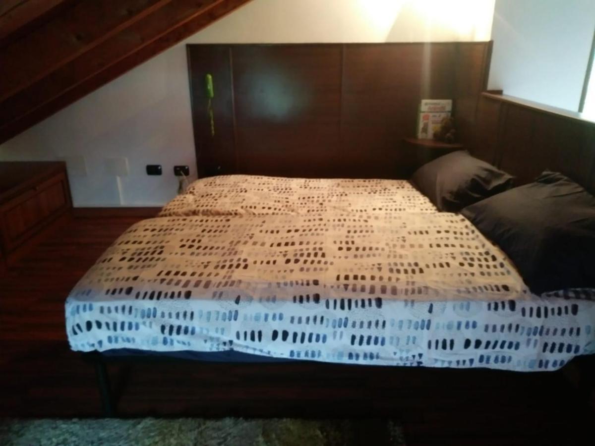 Casa Vacanza Il Glicine Casale Corte Cerro Luaran gambar